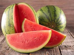 4 Makanan dan Minuman yang Jangan Dikonsumsi Bareng Semangka 4 Makanan dan Minuman yang Jangan Dikonsumsi Bareng Semangka