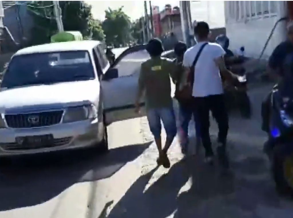 Video Detik-detik Begal Spesialis Mobil Angkot Dibekuk Petugas Video Detik-detik Begal Spesialis Mobil Angkot Dibekuk Petugas