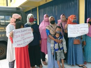 Tak Dapat Bansos Corona, Kelompok Emak-emak di Cilegon Demo Kantor Dinsos Tak Dapat Bansos Corona, Kelompok Emak-emak di Cilegon Demo Kantor Dinsos