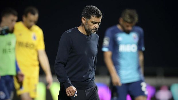 Porto head coach Sergio Conceicao and his players leave the pitch at the end of the Portuguese League soccer match between FC Famalicao and FC Porto in Famalicao, Portugal, Wednesday, June 3, 2020. The Portuguese League soccer matches resumed Wednesday without spectators because of the coronavirus pandemic. Porto lost 2-1. (Jose Coelho/Pool via AP)