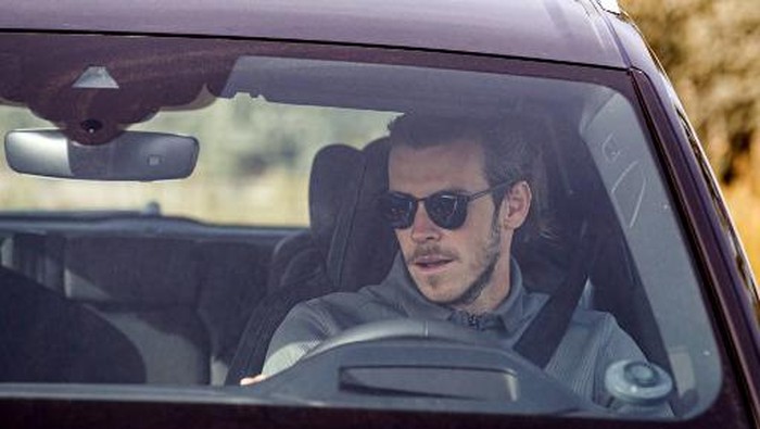 Real Madrids Welsh forward Gareth Bale arrives to undergo coronavirus tests at the Ciudad del Real Madrid training facilities in Valdebebas, Madrid, on May 6, 2020. - Real Madrid started to undergo coronavirus tests today as La Liga clubs planned to return to restricted training ahead of the proposed resumption of the season next month. (Photo by BALDESCA SAMPER / AFP)