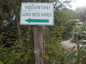 Wanita di Kampung Ini Lehernya Panjang-panjang