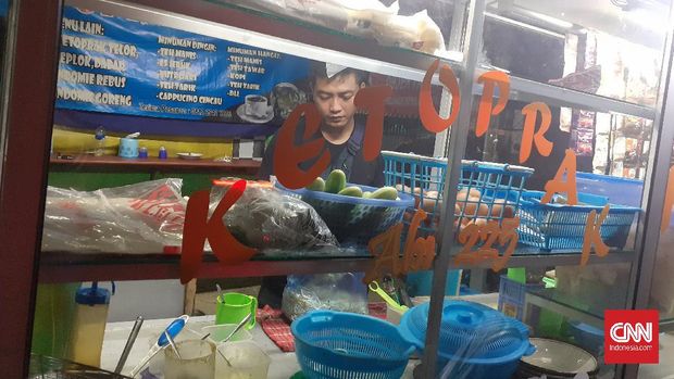 Keluh Pedagang Selama PSBB Pedagang ketoprak di bilangan Cilangkap, Jakarta Timur.