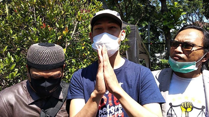 YouTuber Ferdian Paleka yang terjerat kasus prank sembako sampah dibebaskan. Ferdian bebas lantaran pelapor yaitu waria yang jadi korban prank sudah mencabut laporan.