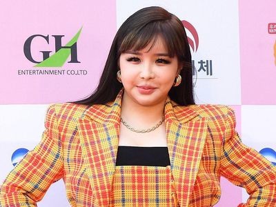 Penampilan Park Bom di Karpet Merah yang Bikin Syok Karena Wajahnya Berubah