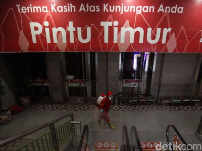 PSBB Jakarta Diperpanjang Pasar Tanah Abang Disemprot Disinfektan