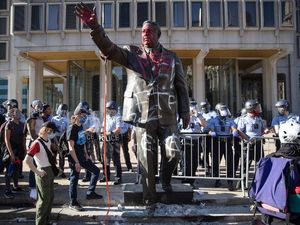 Seniman Buka Suara soal Patung Polisi yang Dirusak Pendemo George Floyd Seniman Buka Suara soal Patung Polisi yang Dirusak Pendemo George Floyd