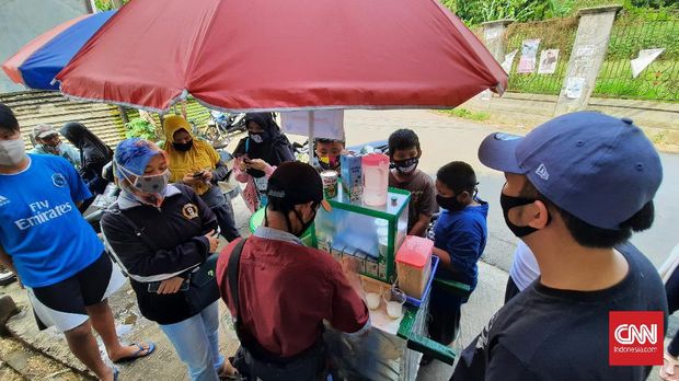 Pedagang Es Dalgona Rohan mengaku bersyukur masih bisa mengais rezeki melalui dagangan es dalgona selama pandemi virus corona.