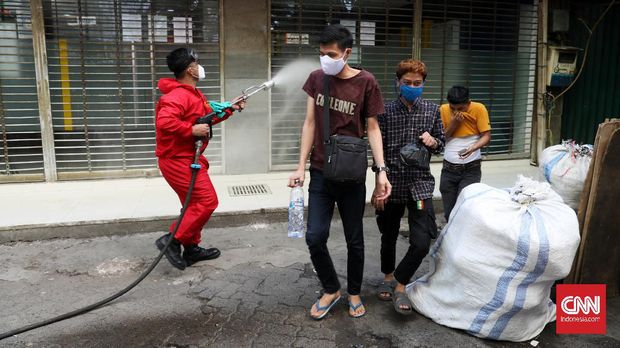 Penyemprotan Disinfektan di Pasar Tanah Abang Dinas Penanggulangan, Kebakaran dan Penyelamatan (Gulkarmat) DKI Jakarta melakukan giat penyemprotan cairan disinfektan di area Pasar Tanah Abang, Jakarta Pusat, Kamis (4/6/2020). CNN Indonesia/Safir Makki