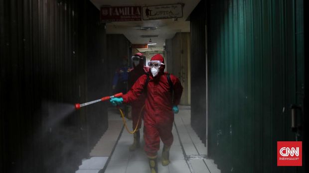 Dinas Penanggulangan, Kebakaran dan Penyelamatan (Gulkarmat) DKI Jakarta melakukan giat penyemprotan cairan disinfektan di area Pasar Tanah Abang, Jakarta Pusat, Kamis (4/6/2020). CNN Indonesia/Safir Makki
