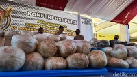 Penampakan 402 Kg Sabu Hasil Penggerebekan Rumah di Sukabumi