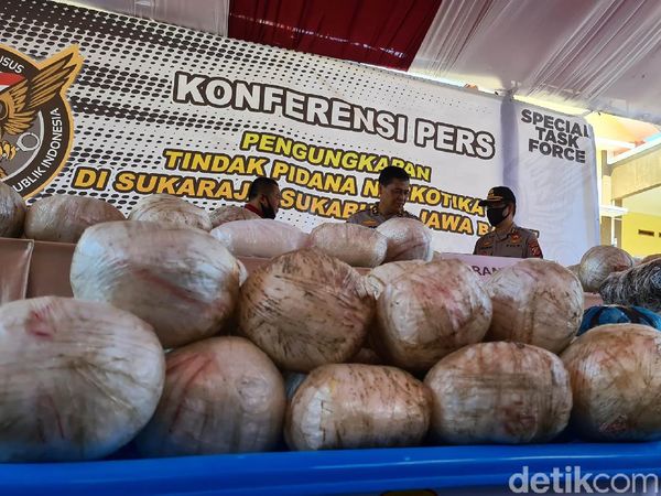 Penampakan 402 Kg Sabu Hasil Penggerebekan Rumah di Sukabumi