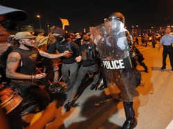 Video Polisi Hujani Tembakan Gas Air Mata ke Pendukung George Floyd