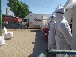 Ratusan Pedagang dan Warga Taman Sidoarjo Rapid Test dan Swab di Mobil PCR