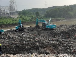 Turap TPA Cipeucang Jebol, Longsoran Sampah Masuk ke Sungai Cisadane