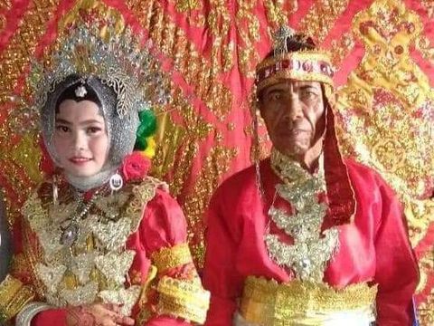 Seorang pria berstatus duda, Aman (50) asal Maros, Sulawesi Selatan (Sulsel) mempersunting gadis usia 17 tahun, Sarfika.