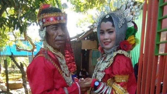 Seorang pria berstatus duda, Aman (50) asal Maros, Sulawesi Selatan (Sulsel) mempersunting gadis usia 17 tahun, Sarfika.