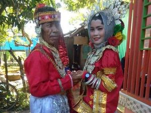 Ini Alasan Gadis Muda di Sulsel Mau Menikah dengan Duda 60 Tahun Ini Alasan Gadis Muda di Sulsel Mau Menikah dengan Duda 60 Tahun