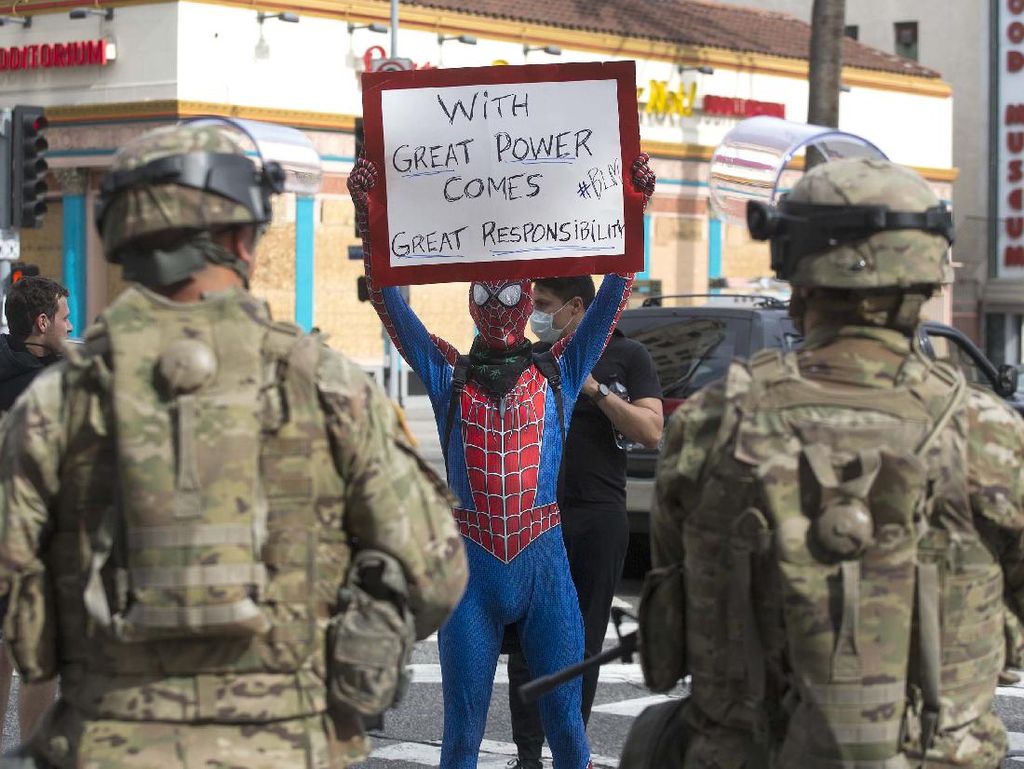 Spiderman-Batman Protes Kematian George Floyd Spiderman-Batman Protes Kematian George Floyd
