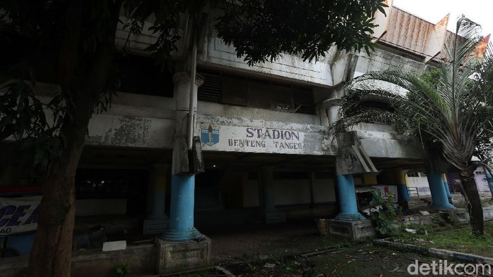 Plakat pemain-pemain Persita Tangerang di Stadion Benteng.