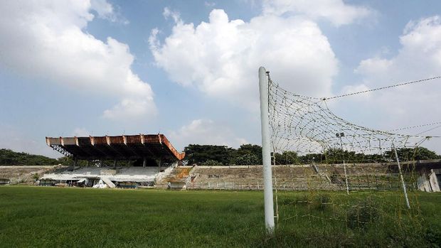 Pemandangan tribune di stadion Benteng.