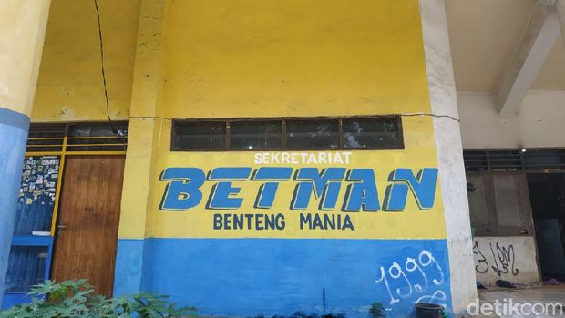 Plakat pemain-pemain Persita Tangerang di Stadion Benteng.