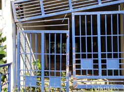Pintu besi akses ke dalam stadion juga rusak. Selain miring, pintunya juga sudah karatan. (Foto: detikcom/Suriyatman)
