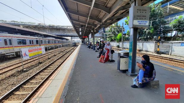 Stasiun Tanah Abang di akhir PSBB tahap III DKI Jakarta, Kamis (4/6).