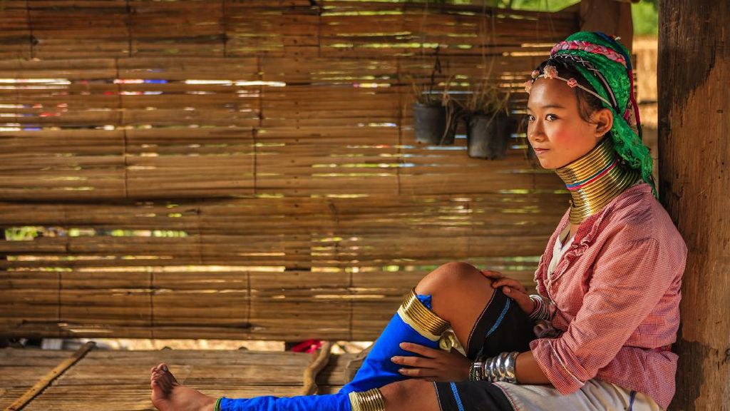 Melongok Perempuan Berleher Panjang di Thailand Utara