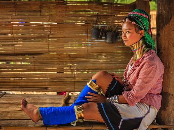 Melongok Perempuan Berleher Panjang di Thailand Utara
