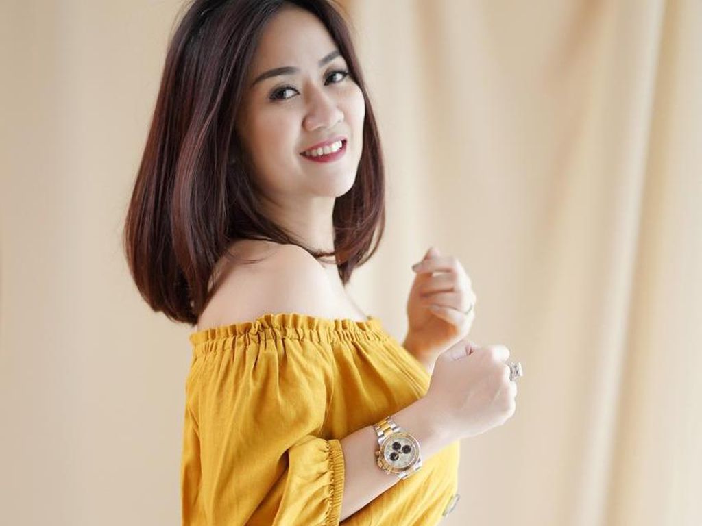 Cantik dan Seksi! Pose Tante Ernie Saat Ngemil dan Nikmati Floating Breakfast Cantik dan Seksi! Pose Tante Ernie Saat Ngemil dan Nikmati Floating Breakfast