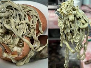 Beli Telur Untuk Kue, Wanita Ini Temukan Benda Aneh Dalam Telurnya