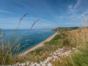 Turis Asyik Mantai, Inggris Takut Gelombang Kedua Corona