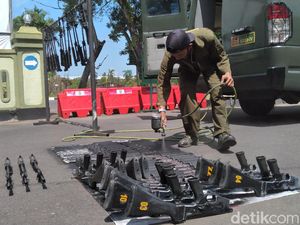 Melihat dari Dekat Perawatan Senjata SS1 Milik TNI Melihat dari Dekat Perawatan Senjata SS1 Milik TNI