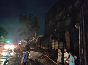 Setelah 23 Jam, Kebakaran Gudang Ban di Kudus Akhirnya Padam Setelah 23 Jam, Kebakaran Gudang Ban di Kudus Akhirnya Padam