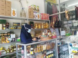 Toko Oleh-oleh Haji di Semarang Putar Otak Imbas Sepi Pembeli