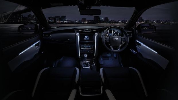 Interior Toyota Fortuner Legender.