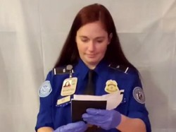 Batal Traveling, Wanita Ini Buat Video Naik Pesawat di Rumah