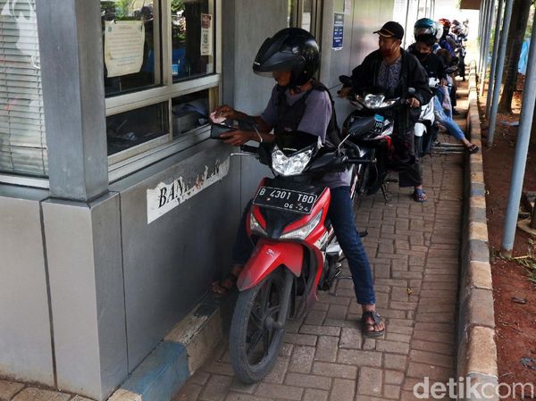 Warga Manfaatkan Layanan Drive Thru di Samsat Jakarta Timur
