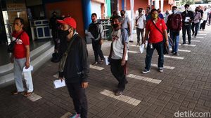 Warga Antre Bayar Pajak di Samsat Jakarta Timur