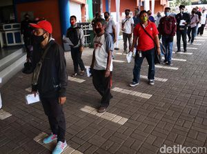 Warga Antre Bayar Pajak di Samsat Jakarta Timur