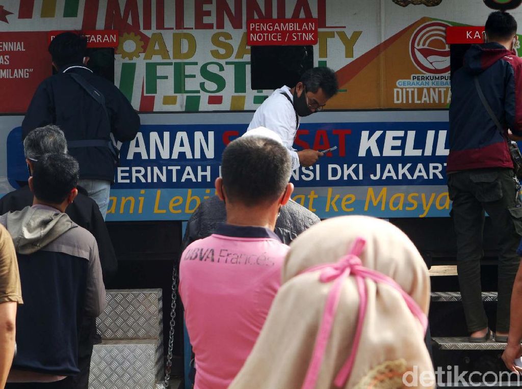Samsat Digital Nasional Kantongi Miliaran Rupiah dari Wajib Pajak Kendaraan Samsat Digital Nasional Kantongi Miliaran Rupiah dari Wajib Pajak Kendaraan