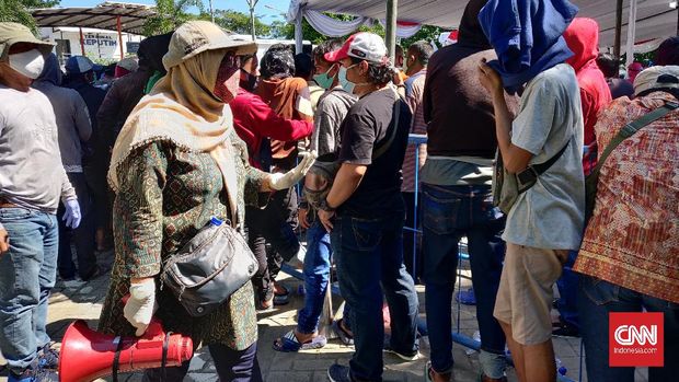Warga Surabaya Berdesakan Jalani Rapid Test Warga Surabaya antre berdesakan tanpa menerapkan protokol kesehatan seperti physical distancing, dan penggunaan masker, saat mengikuti rapid test yang diadakan Badan Intelijen Negara (BIN), Kamis (4/6).