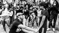 Potret Romantis Pasangan yang Tunangan saat Ikut Demo Black Lives Matter