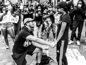 Potret Romantis Pasangan yang Tunangan saat Ikut Demo Black Lives Matter