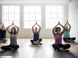 Jaga Tubuh Tetap Fit, Yuk Ikut Yoga Virtual Bareng Tio Rosaline