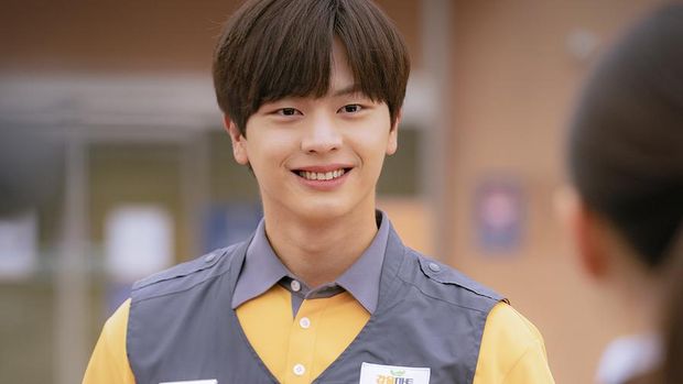 Yook Sung Jae di 'Mystic Pop-up Bar'