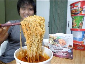 YouTuber Ini Cicip Semua Produk Mie Instan Populer di Singapura