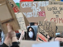 Bubarkan Demonstran George Floyd, Polisi Prancis Tembakkan Gas Air Mata