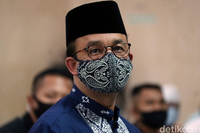 Menggunakan masker, Gubernur DKI Jakarta Anies Baswedan melaksanakan ibadah salat Jumat di Masjid Fatahillah Balai Kota, Jakarta di hari pertama masa PSBB transisi, Jumat (5/6).